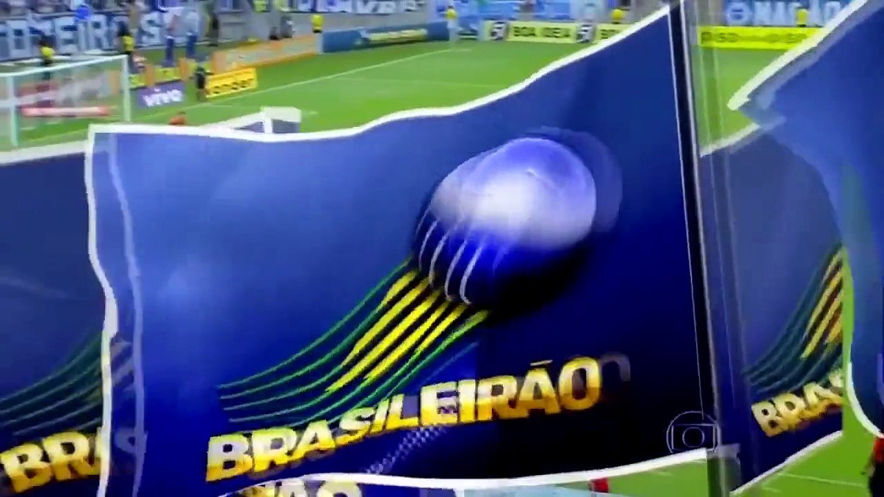 Torcedora do Bahia levanta a camisa e desconcentra Cléber Machado!