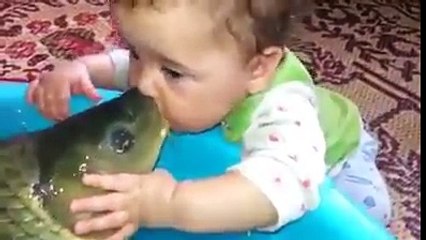 Femija nuk e di cfar po i bene peshku vetem po kenaqet