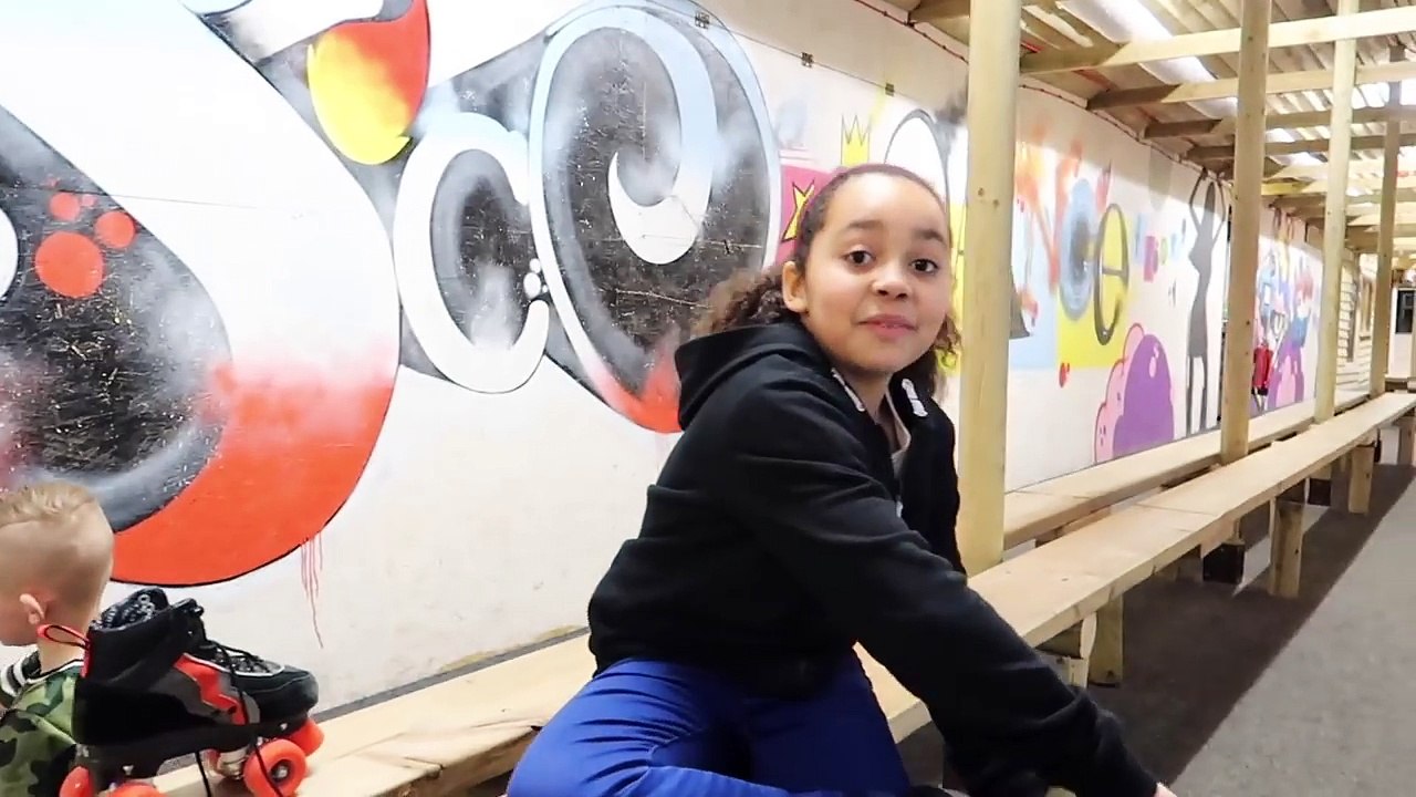 Barbie Video Game Hero Movie Dolls Surprise Toy Opening - Roller Skating Funny Fails-DG2Xloe0mvk