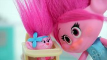 Mamãe Trolls com Baby Trolls tomando banho de Banheira e fazendo Cocozinho!!! Em Portugues-C6WBFNNi5kI