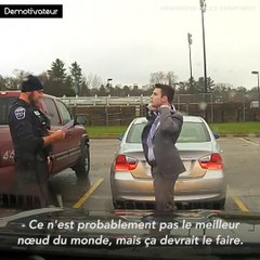 Un policier arrête un étudiant en excès de vitesse et lui fait son nœud de cravate