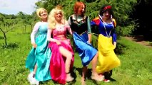 Congelados Elsa BAILANDO con Spiderman y Anna! w/ Rosa Spidergirl, Maléfica y Príncipes de Disney