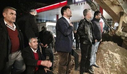 Yıkımı durdurmak için iş makinelerinin önüne yattılar