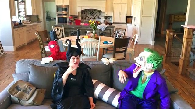 Bebé de Spiderman y el Bebé Hulk vs Maléfica Caca Broma! Congelados Elsa Superhéroe En La Vida Real