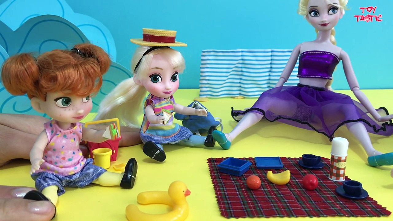 BEACH! Sandcastles  Ice cream! Elsa & Anna at the Beach! Swimming, Eating, Playing with Sand!-CoWj4Kz-DSU