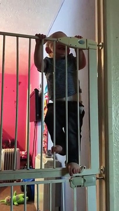 Un_bébé_escalade_une_double_barrière_de_sécurité