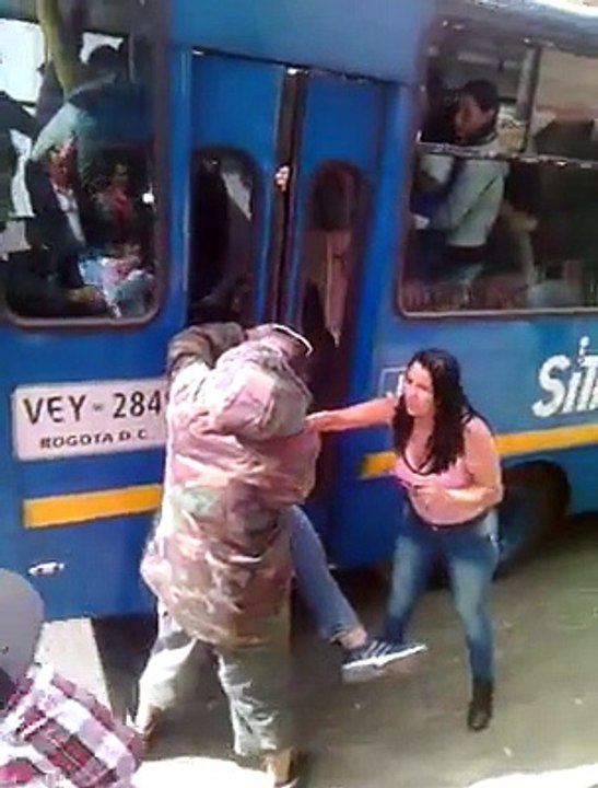 Un_voleur_se_fait_coincer_entre_les_portes_d_un_bus