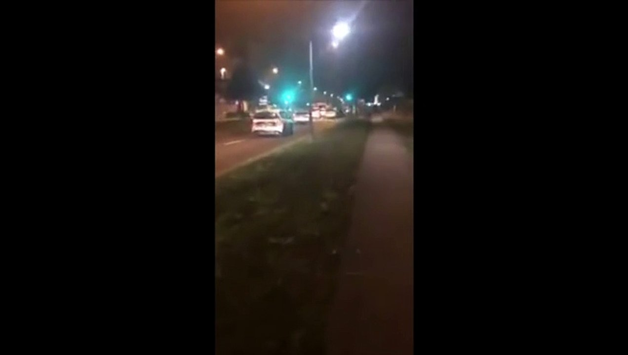 _Fais_voir_ton_téléphone_ou_je_t_allume_!__un_policier_menace_un_jeune_qui_le_fi