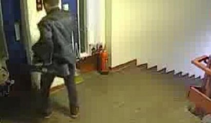 Okulda eğitim videoları çekmek için kullanılan kamerayı çaldı