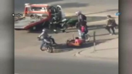 Kafasına Kask Fırlattığı Polisi Bayılttı