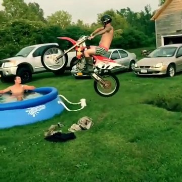 Il saute au dessus de la piscine en moto