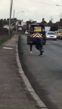 Ce gars bourré tente de s'accrocher à une voiture....Fail