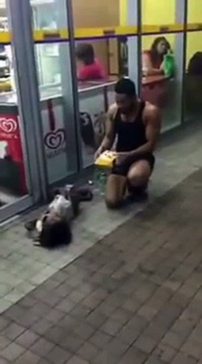 Il vient en aide à en enfant SDF au Philippines