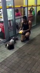 Il vient en aide à en enfant SDF au Philippines