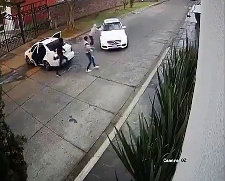 Kidnapping d'une femme filmé en pleine rue !