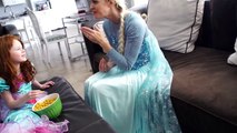 FEO Congelado Elsa vs Dentista Bromista!! Elsa pierde su diente con Frozen Anna y Verde de la Araña