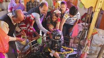 Miles de hindúes celebran con ofrendas el cumpleaños del dios Shiva
