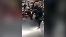 Le geste insolite d'un caissier de supermarché pour calmer le bébé d'une de ses clientes