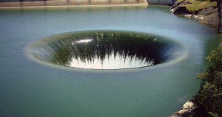 Kaliforniya Berrysea Gölü'ndeki Delik Görenleri Şaşırttı Logolu