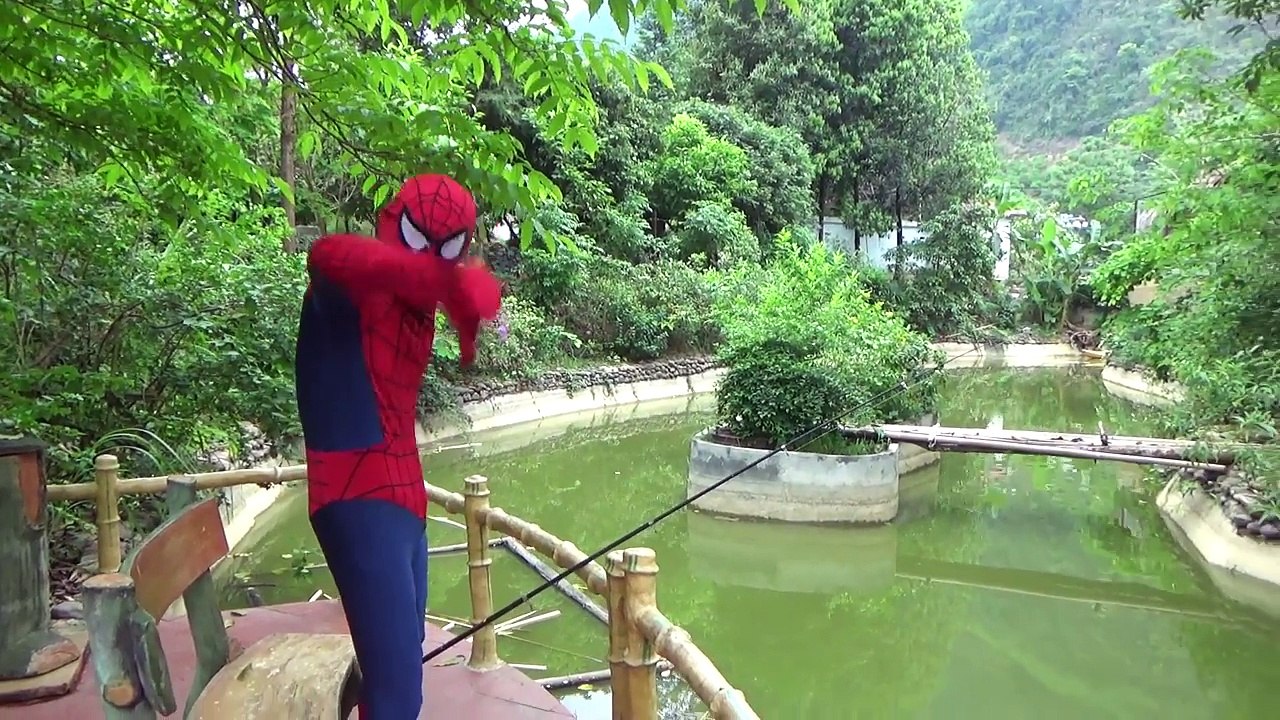 Spiderman vs Venom en la Vida Real | Superhéroe de la Diversión y de la Pesca de la Película!
