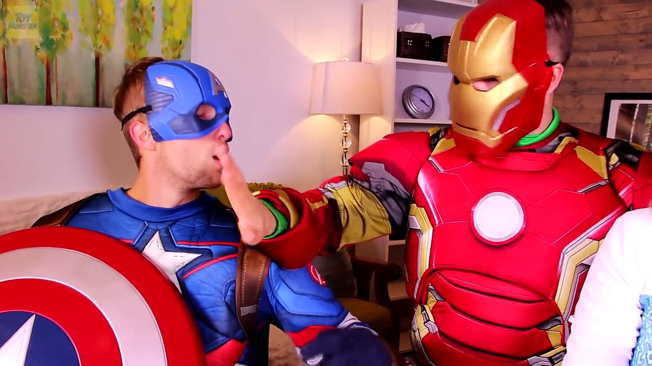 Frozen Elsa vs Poison Ivy at McDonalds! w/ Spiderman, Pink Spidergirl, Joker, Catwoman, An