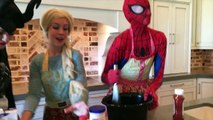 Spiderman Ruinas de Elsa Vestido! Con salsa de tomate Diversión Superhéroe de los Niños En la Vida Real En 4K