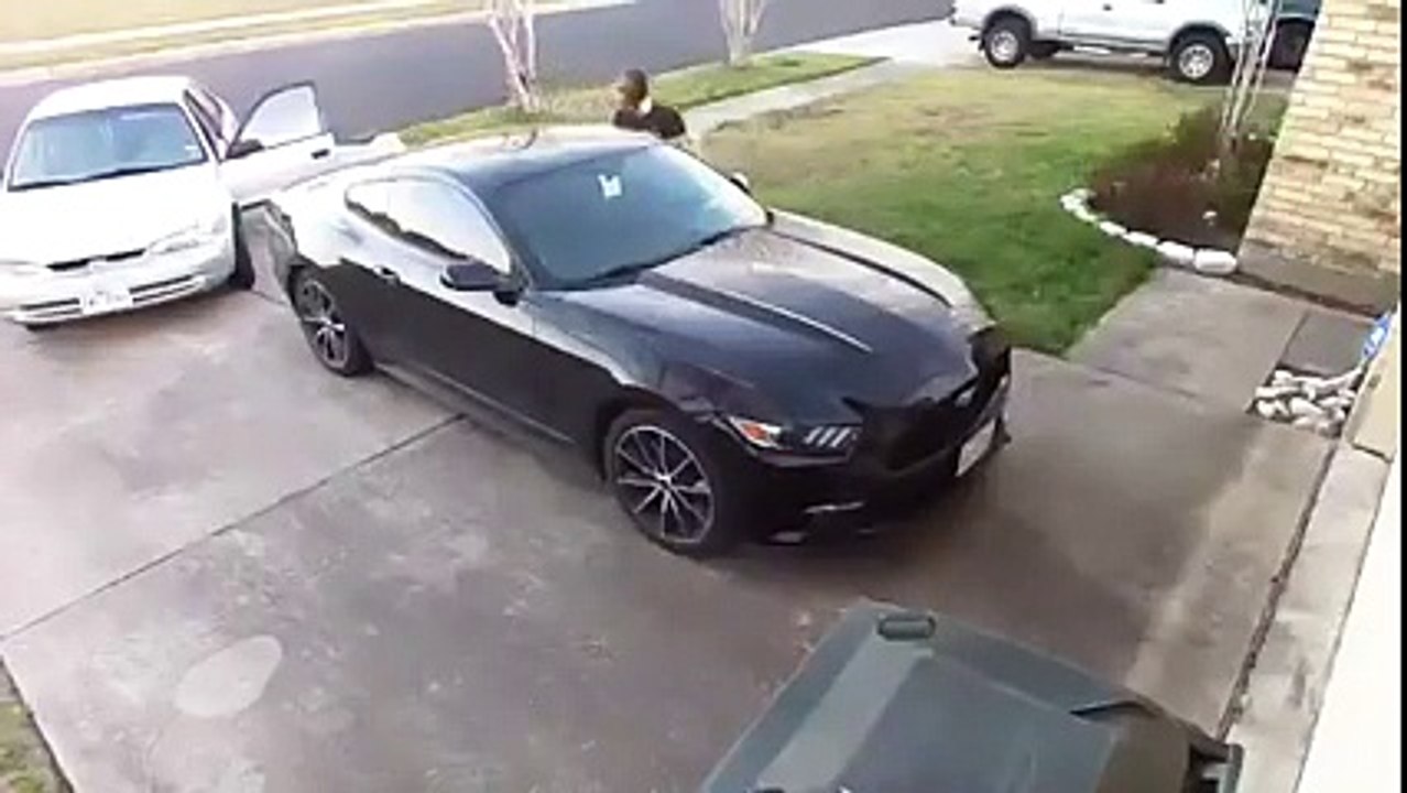 شاهد كيف انتقمت فتاة من حبيبها بعدما وجدت سيارته أمام منزل صديقتها