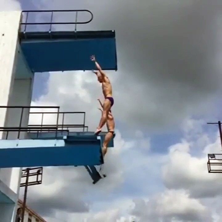 Le plongeoir se casse juste au moment de son saut !