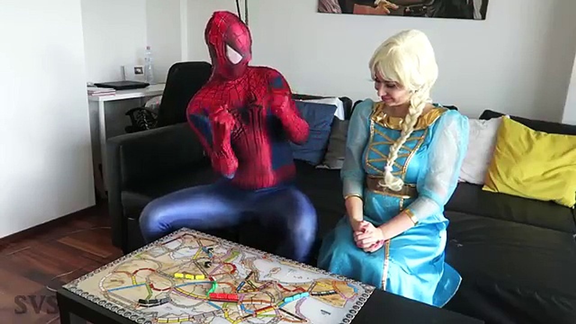 Spiderman y Congelado Elsa vs Caca y Pedos broma! w/ Rosa Spidergirl Diversión Superhéroe en Real – Видео Dailymotion