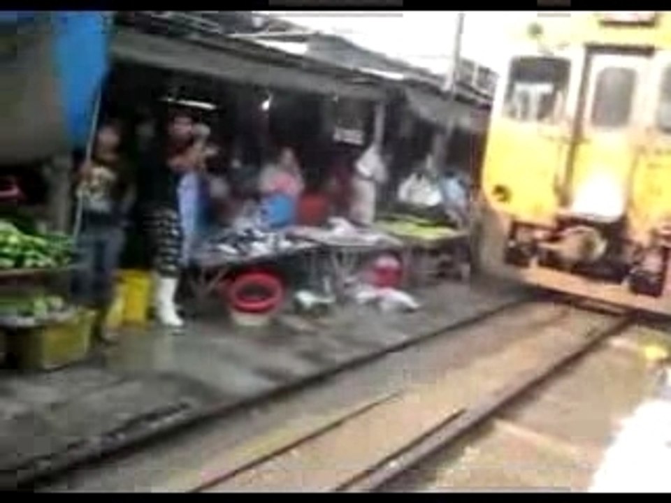 Train dans le marché de Bangkok