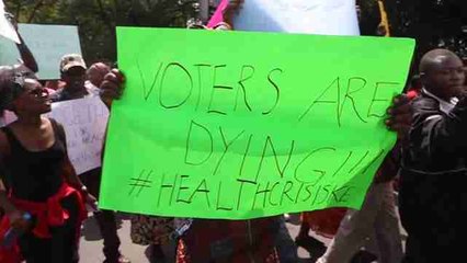 Protesta ante el Ministerio de Salud keniano para pedir el fin de la huelga de médicos