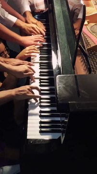 14 pianistes jouent sur un seul piano - Cover de Night of Nights Death Waltz