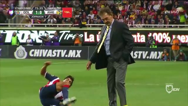 Cet entraineur mexicain fait un croche patte à un joueur en plein match