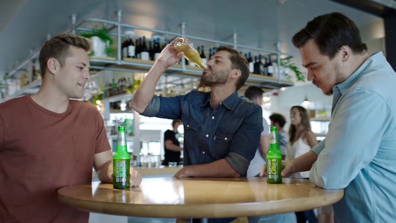 Cette marque de bière invente une machine pour réduire les bouteilles en sable