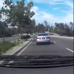 Une conductrice abandonne sa voiture en plein trafic
