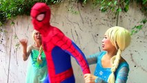 Maléfica besos de spiderman? Elsa vs el Mal Elsa y Spiderman superhéroes en la vida real