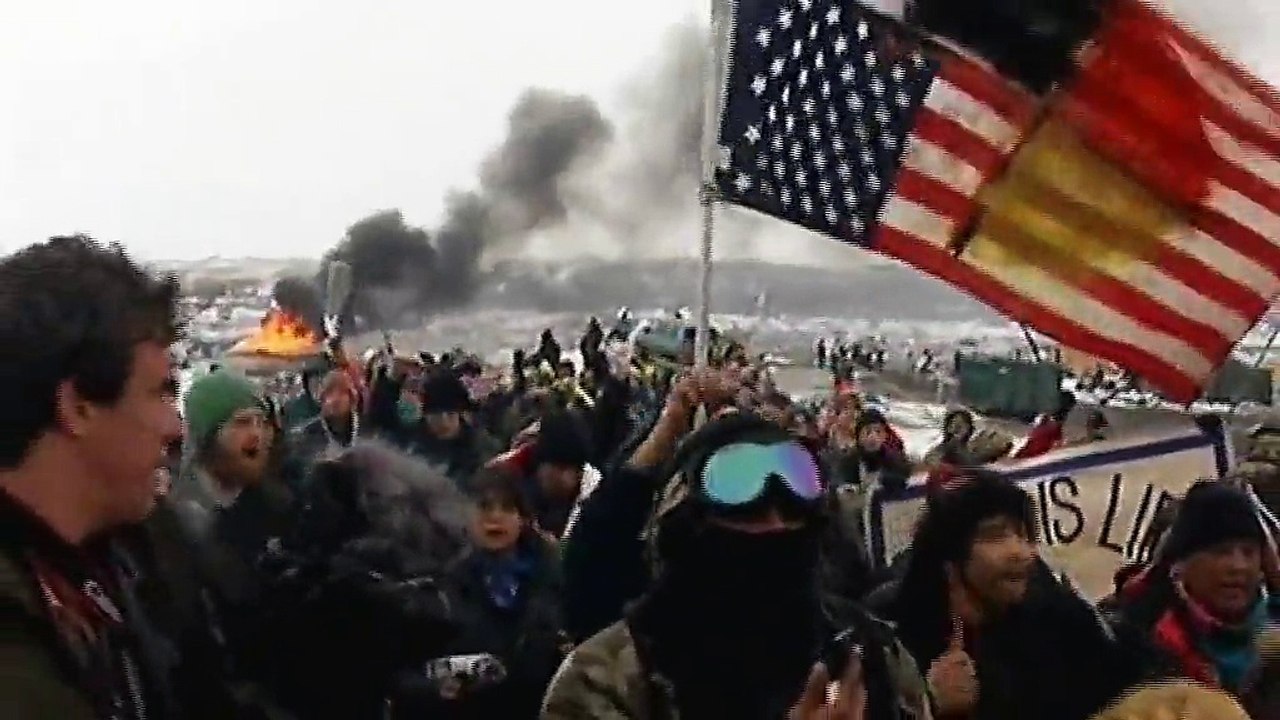 Etats-Unis : dans le Dakota du Nord, les forces de l'ordre délogent les Sioux qui s'opposent à un oléoduc