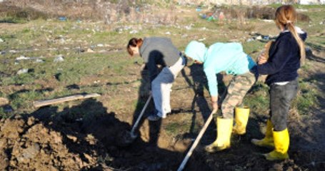 Açlık Grevine Başlayan 3 Kişi, Kendilerine Mezar Kazdı