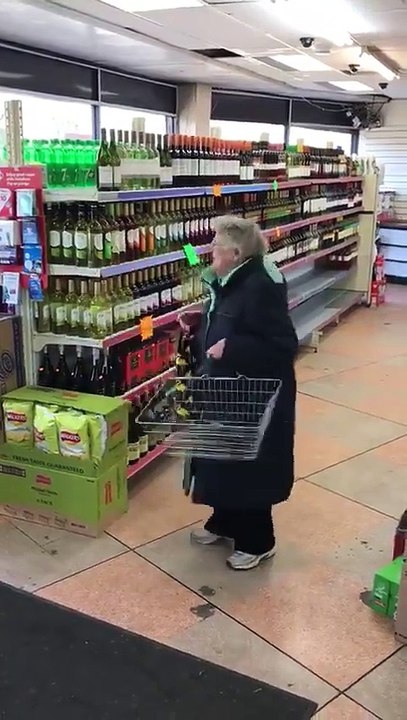 VOILA CE QUE CA DONNE DE PASSER DE LA BONNE MUSIQUE DANS UN MAGASIN