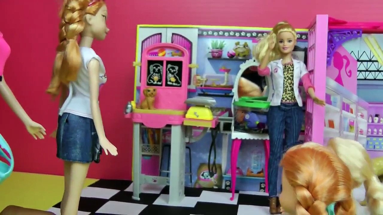 Cute PUPPY ! Elsa & Anna toddlers adopt a Pet - Dog PEES on toddler ELSAs Legs! Pet Store