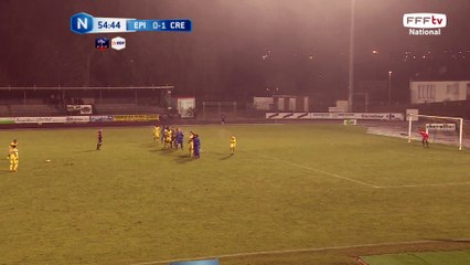 Coup franc lointain dévié par le mur