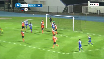 Coup franc complètement à coté des buts.