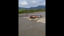 Rescatan a pasajeros de autobús volcado en mitad de río de Perú