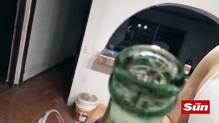 Il fait une découverte infecte dans son Coca