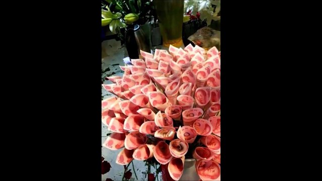 Man sends girlfriend bouquet of flowers made of £1,100 in bank notes