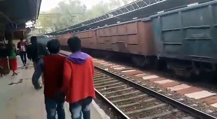 देखिए लड़की के ऊपर से गुजरी मालगाड़ी रेल उसके बाद जो हुआ उसे देखकर आप चौक जाएंग