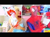 Spiderman y Congelado Elsa de Pascua Huevos Sorpresa Gigantes de Huevo Kinder Diversión Superhéroe en Real de Li