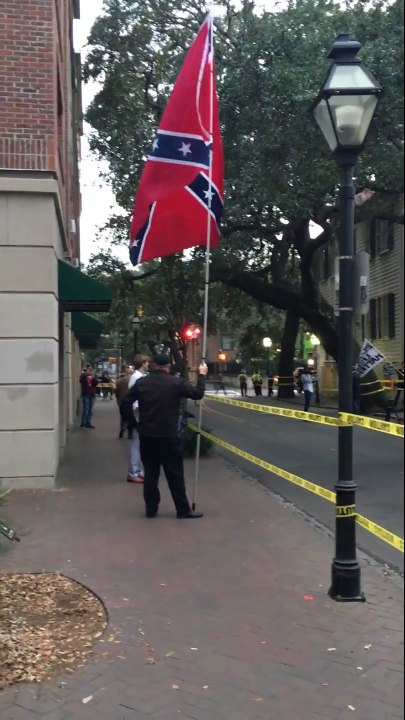 Un homme noir vient arracher le drapeau confédéré assimilé raciste aux USA! Jolie...