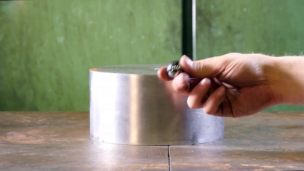 La preuve qu'une presse hydraulique ne peut rien contre l'adamantium