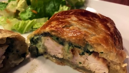 Vous avez une fois goûté au Poulet Wellington ? C'est le moment de le préparer chez vous. Regardez…
